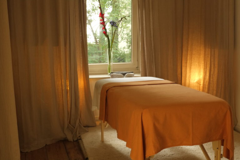 Massageliege im warmen Licht