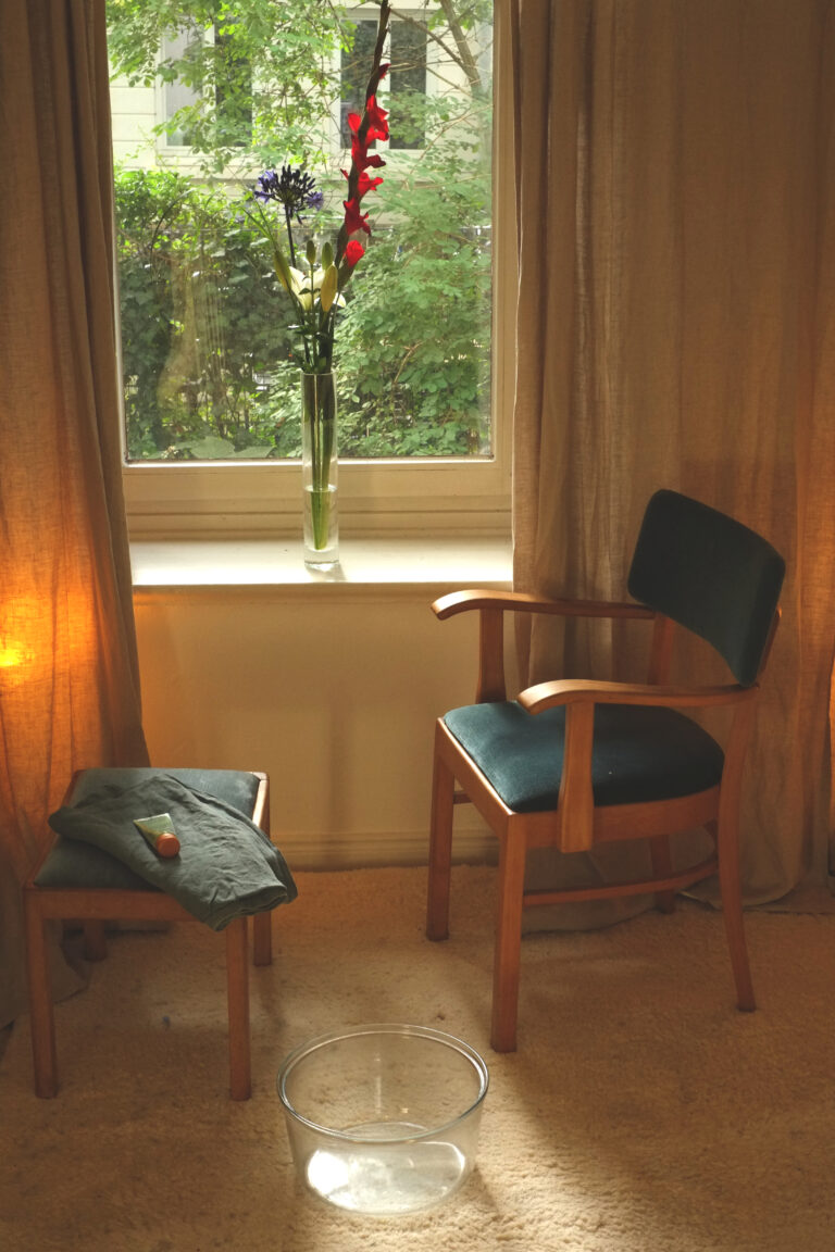 Ruhige Ecke mit Stuhl, Tuch und Wasserschale